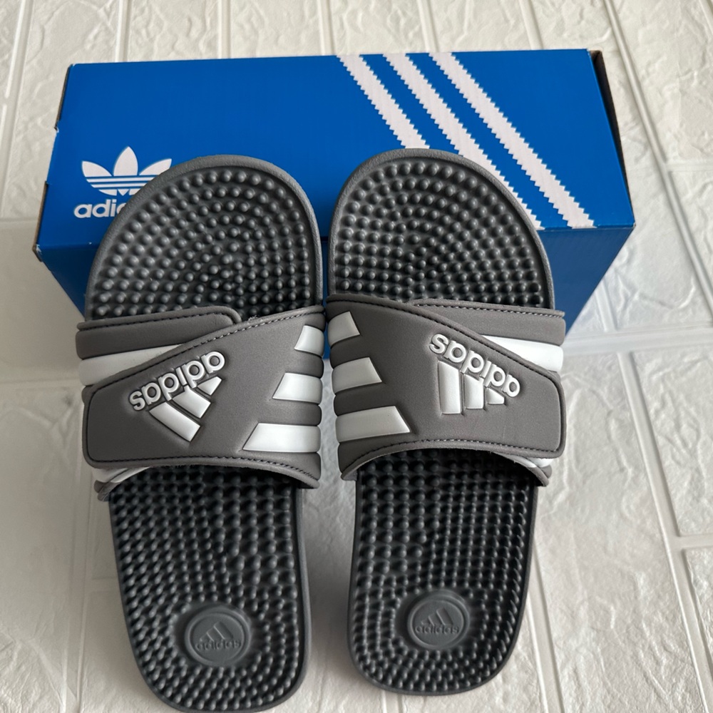 Men/women adidas slide NWOT size 6
